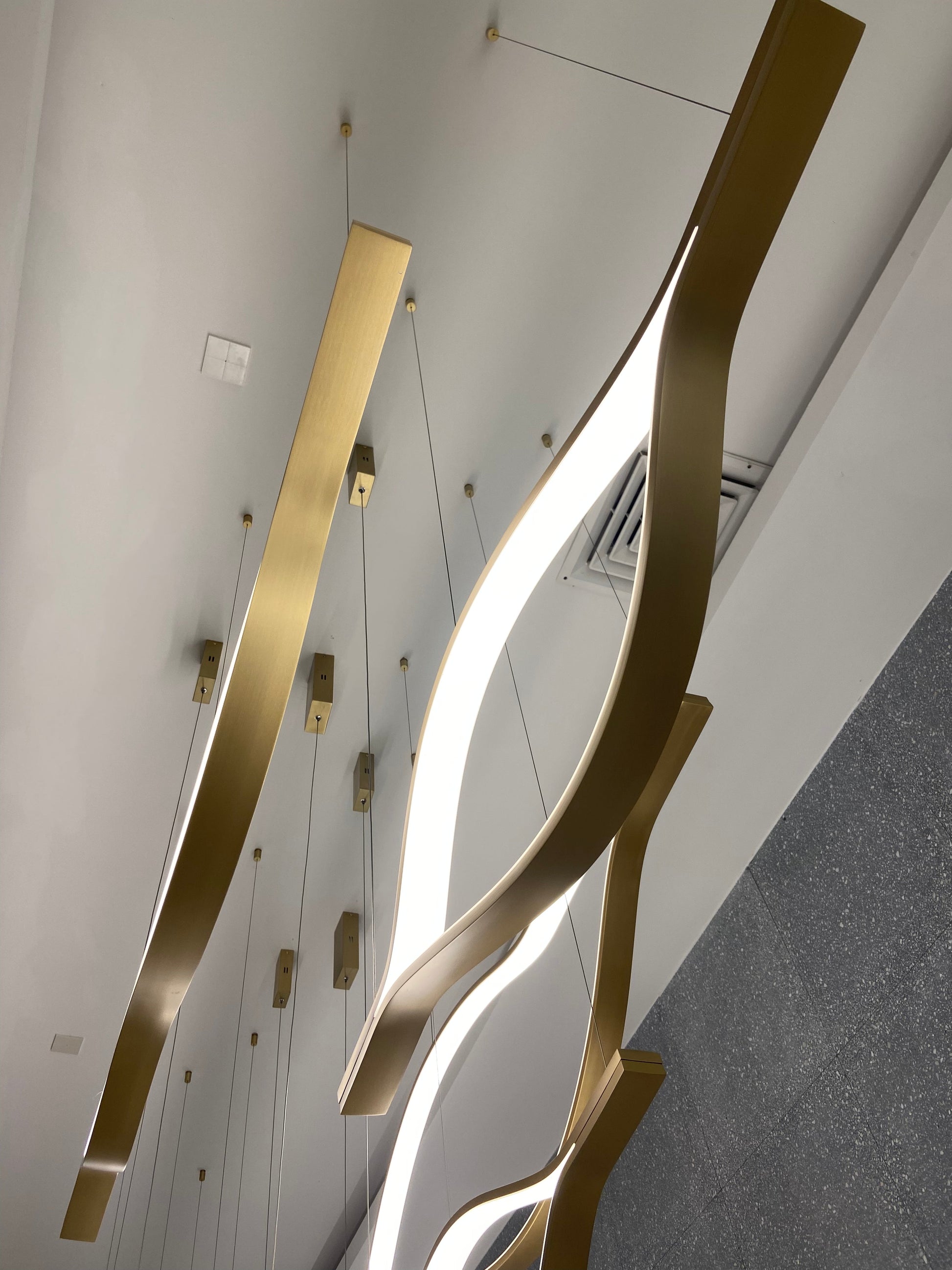 https://cdn.shopify.com/s/files/1/0736/8795/7790/files/modern-simple-brass-waving-chandelier-for-livingdining-roomkitchen-island-merlin-lamps-12.jpg?v=1765407446