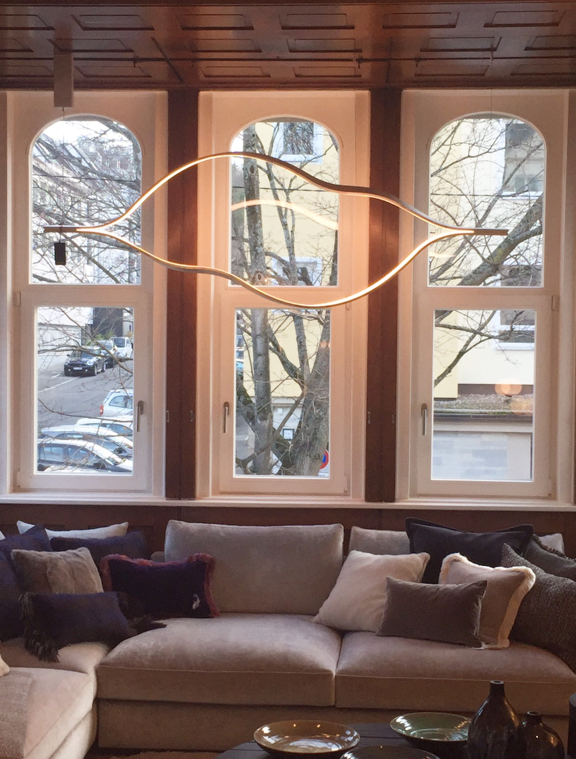 https://cdn.shopify.com/s/files/1/0736/8795/7790/files/modern-simple-brass-waving-chandelier-for-livingdining-roomkitchen-island-merlin-lamps-17.jpg?v=1765407456